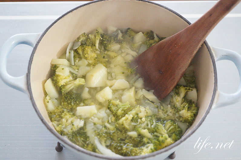 野菜のミルクポタージュのレシピ。玉ねぎとブロッコリーで栄養満点。