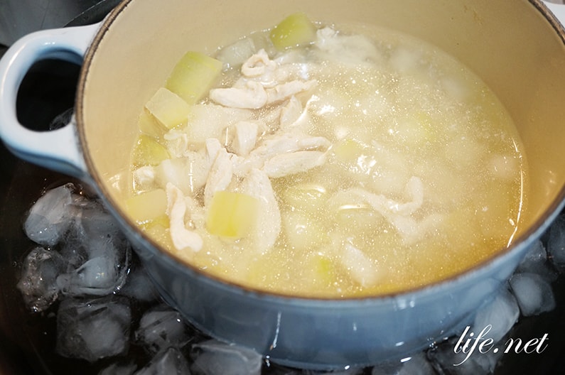 冬瓜と鶏肉とトマトの冷製スープのレシピ。我が家でも人気です。