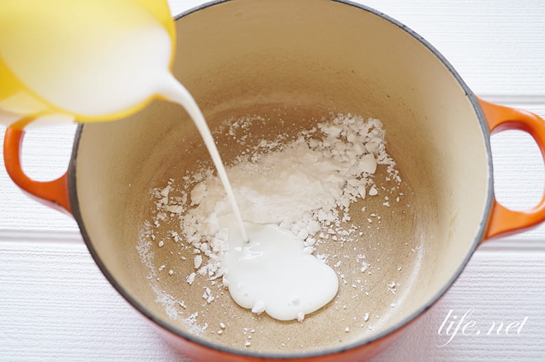 家事えもんのいちご牛乳プリンのレシピ。片栗粉でとろけるプリン風。