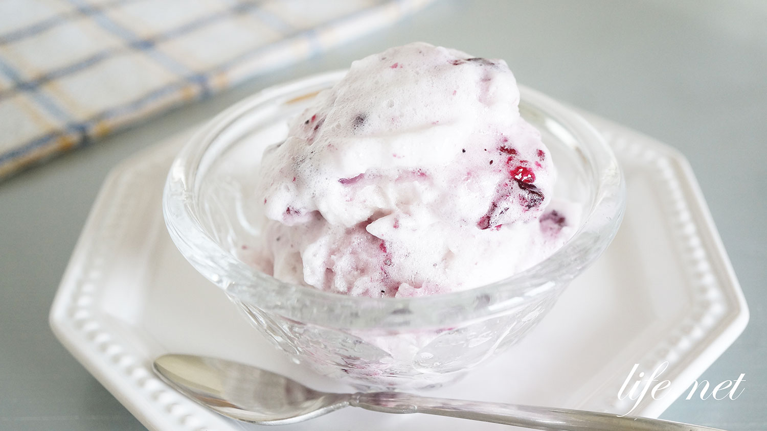 メレンゲアイスの作り方。冷凍すると卵白の泡がアイスクリームに！