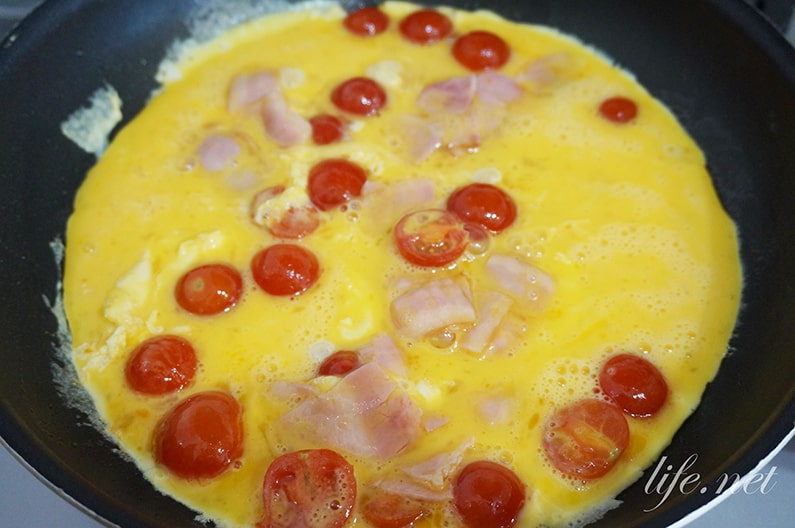レタスとミニトマトの卵炒めのレシピ。ホットサラダ風に楽しめる。