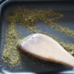 緑茶の茶葉で焼肉の臭いを消臭する方法。炒るだけで消臭に。