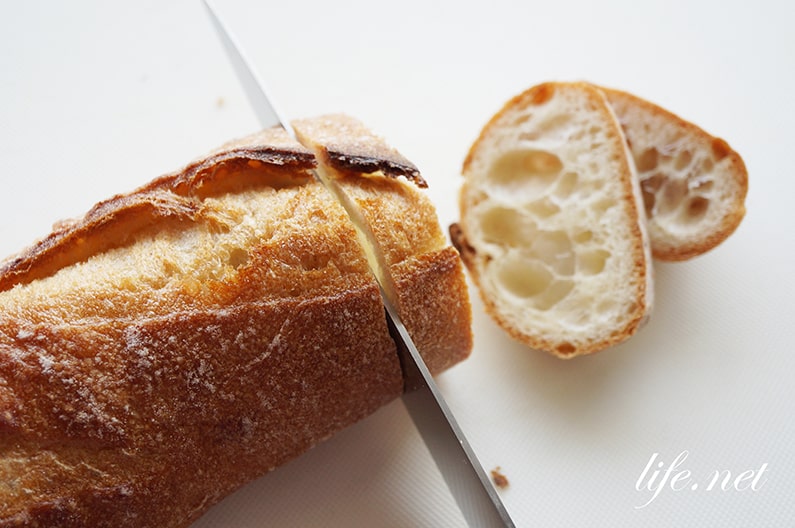 フランスパンの切り方のコツ。普通の包丁でもバゲットがきれいに切れる！