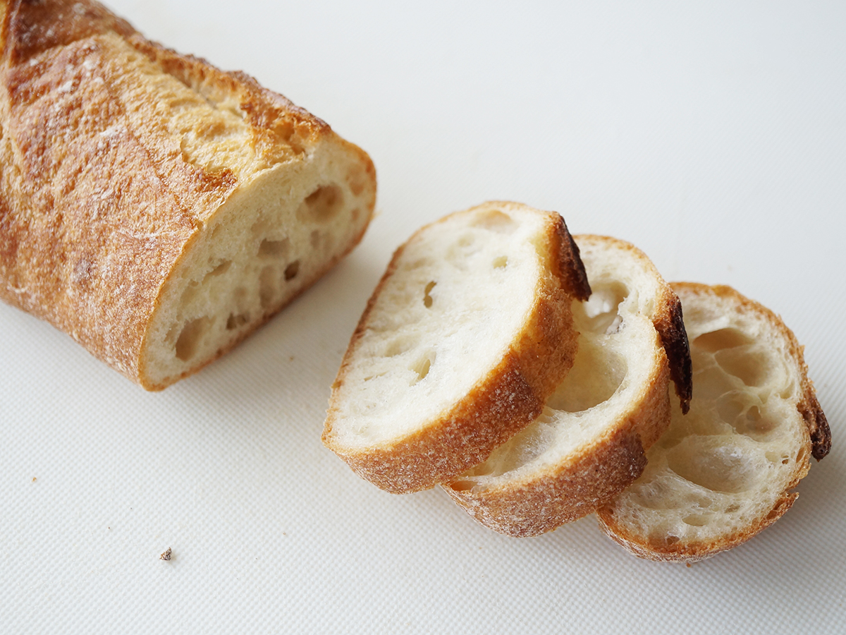 フランスパンの切り方のコツ 普通の包丁でもバゲットがきれいに切れる Life Net