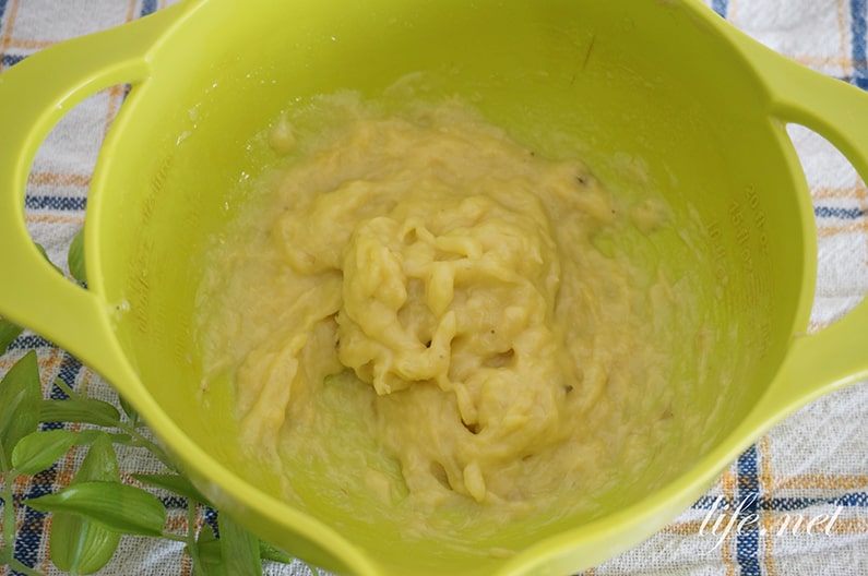 バナナパンケーキのレシピ。乳製品不使用、豆乳と強力粉で作ります。