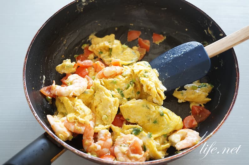 海老とトマトのふわふわ卵炒めのレシピ。本格中華を家庭でも。