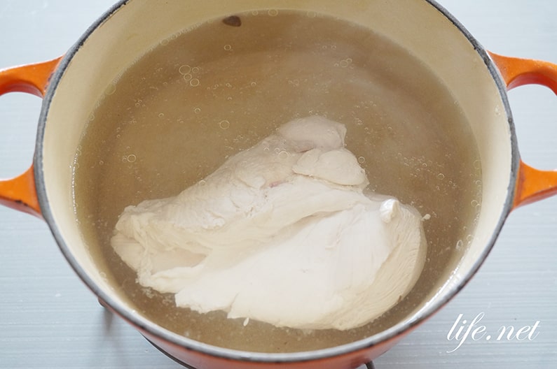平野レミさんの鶏胸肉の鶏ハムのレシピ。ふっくら胸にネギだれ。