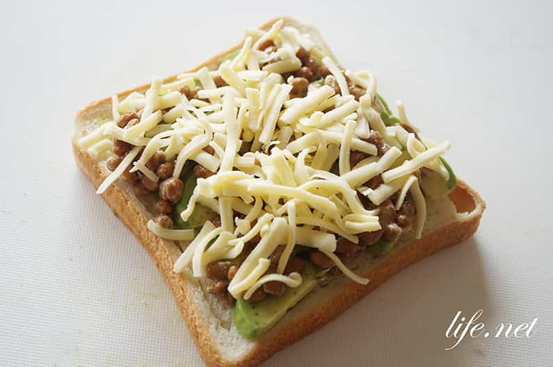 チーズ納豆アボカドトーストのレシピ。簡単！朝ご飯にもおすすめ。