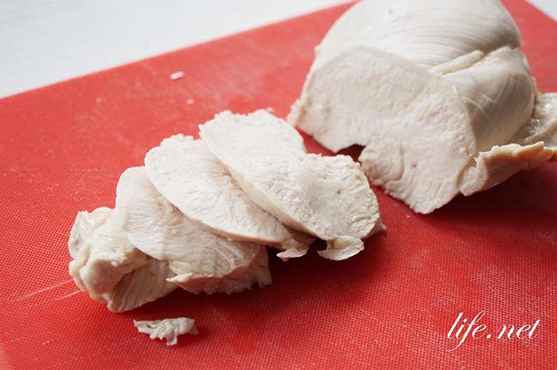 平野レミさんの鶏胸肉の鶏ハムのレシピ。ふっくら胸にネギだれ。