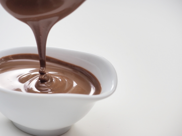 簡単チョコレートソースの作り方 牛乳と板チョコでできるレシピ Life Net