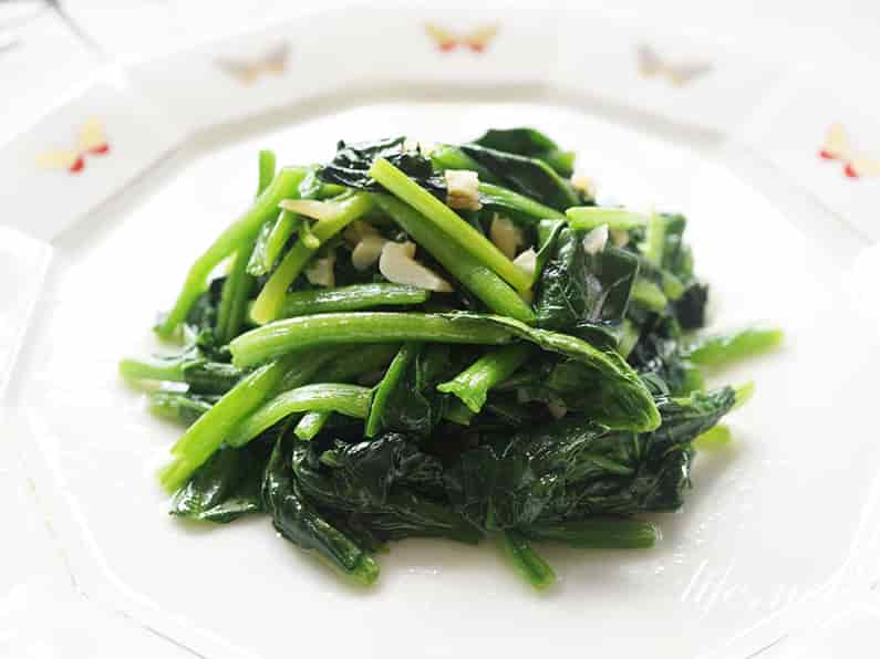 土井善晴さんのほうれん草の青菜炒めの作り方。にんにく入りで絶品。