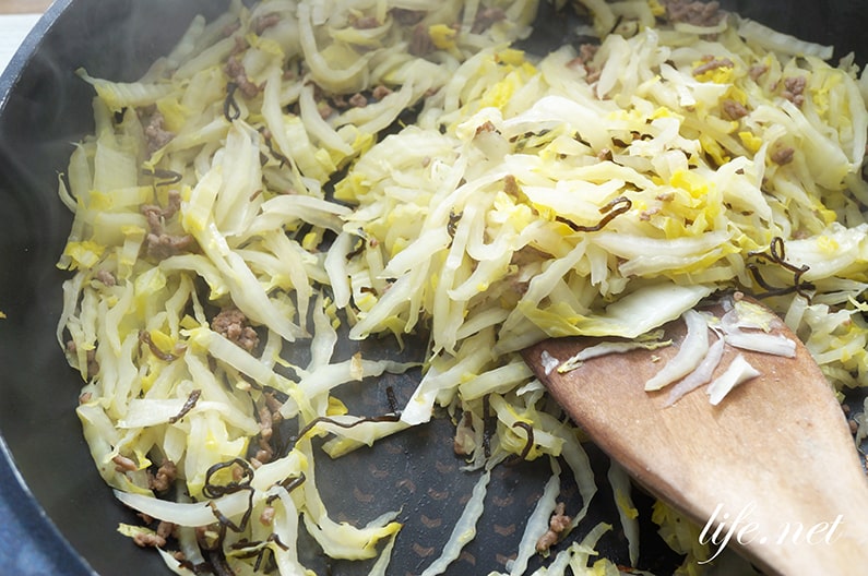 白菜オムレツのレシピ。ひき肉入りで簡単＆絶品。