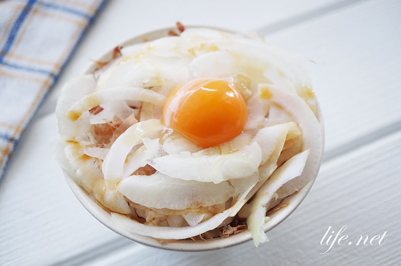 新玉ねぎ丼のレシピ。鰹節と卵黄で絶品どんぶり飯の作り方。