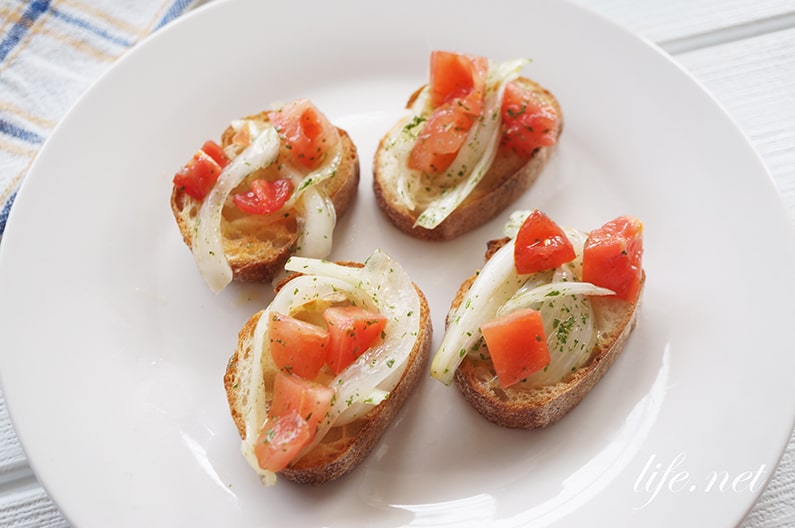 新玉ねぎとトマトのブルスケッタのレシピ。簡単で人気の作り方。