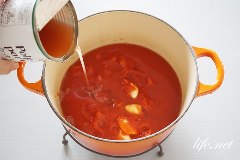 キャベツ丸ごとスープのレシピ。トマト缶とコンソメで煮るだけ。