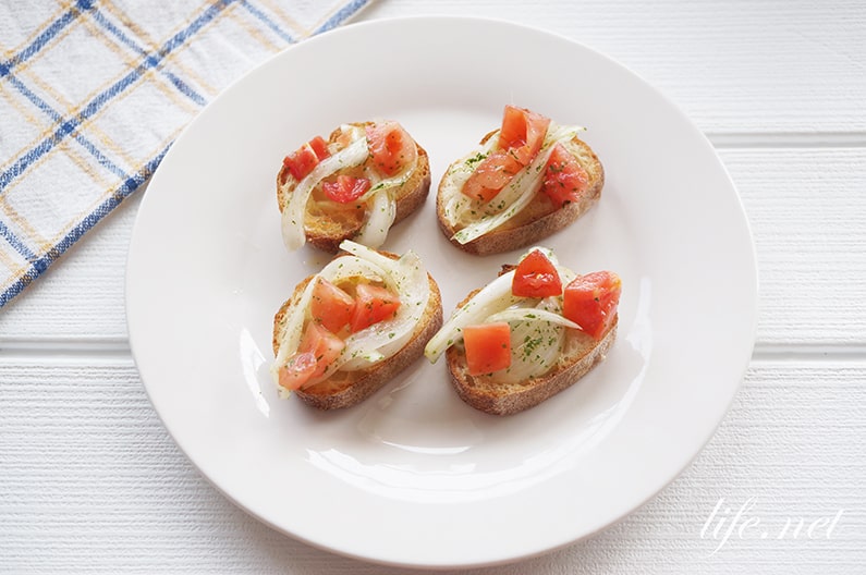 新玉ねぎとトマトのブルスケッタのレシピ。簡単で人気の作り方。