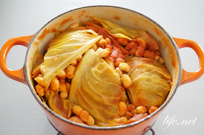 キャベツ丸ごとスープのレシピ。トマト缶とコンソメで煮るだけ。