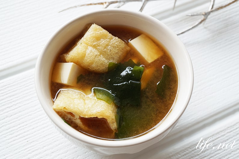 栗原はるみさんの味噌汁のレシピ。わかめと油揚げ、豆腐の味噌汁。