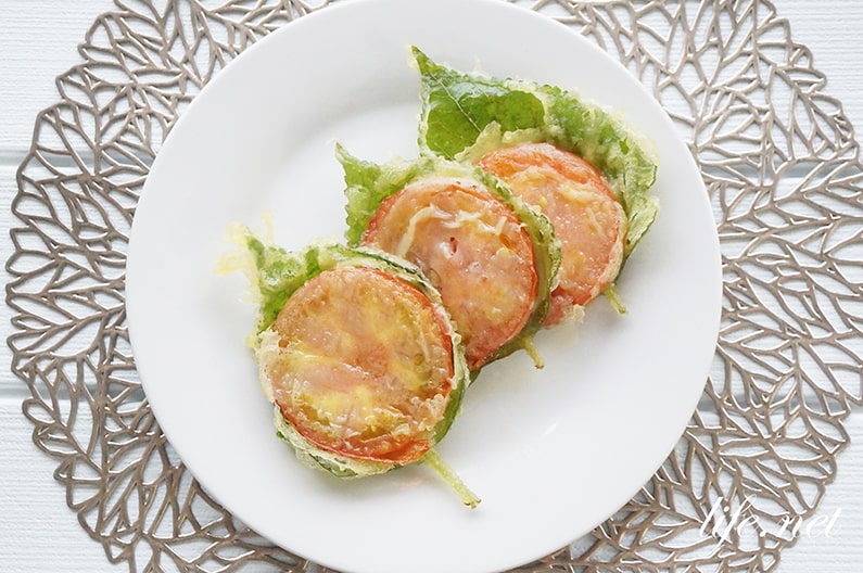 トマトの天ぷらのレシピと揚げ方。青じそを乗せると最高に美味しい。