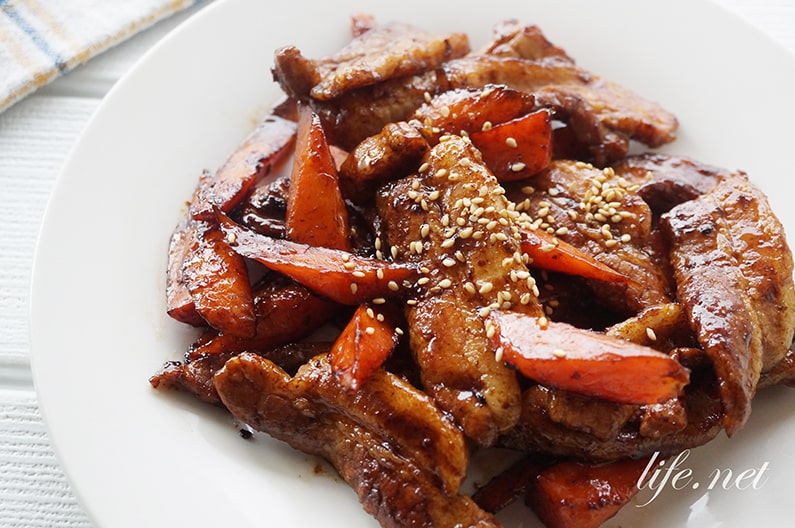 にんじんと豚バラ肉のソース炒めのレシピ。ご飯が進む人気メニュー。