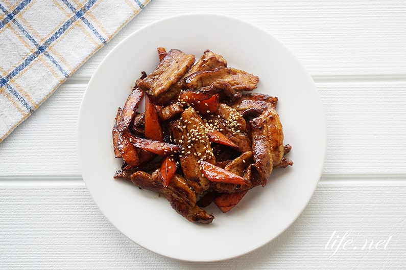 にんじんと豚バラ肉のソース炒めのレシピ。ご飯が進む人気メニュー。