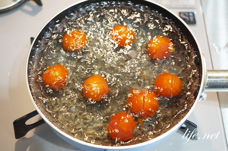 ミニトマトとオレンジのピクルスのレシピ。湯むきして酢漬けにします。