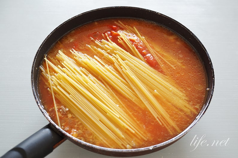 ワンパンミートソースパスタのレシピ。トマト缶で簡単にできる！