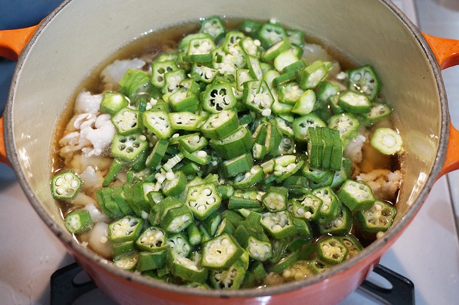 温かいつゆのそうめんのレシピ、豚肉とオクラの温つゆつけ麺の作り方。
