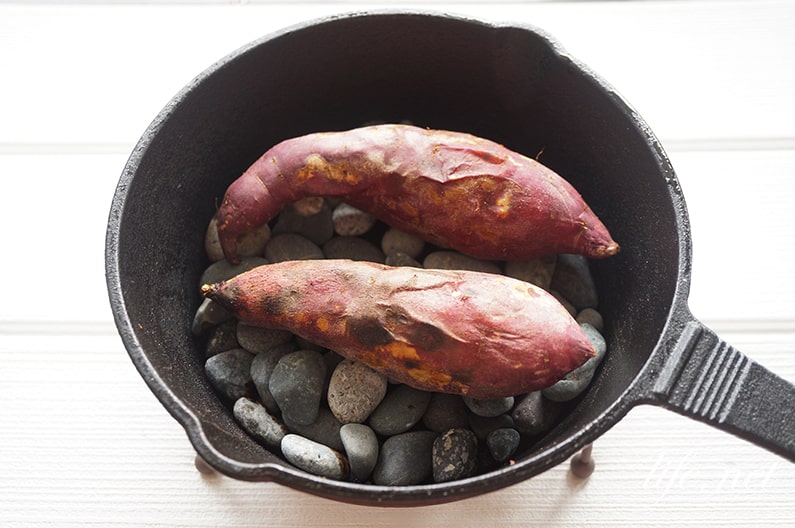 石焼き芋の作り方。フライパンと石でお店のように焼ける本格レシピ。