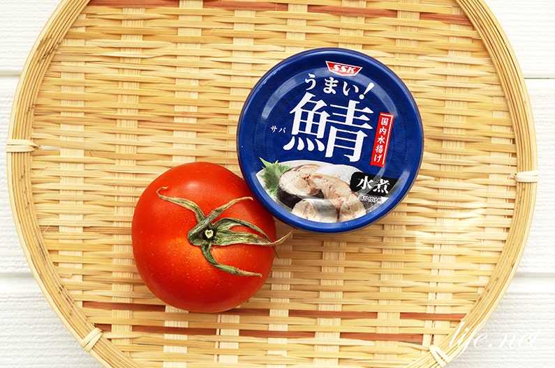 鯖缶とトマトの炊き込みご飯のレシピ。味付けはコンソメで。