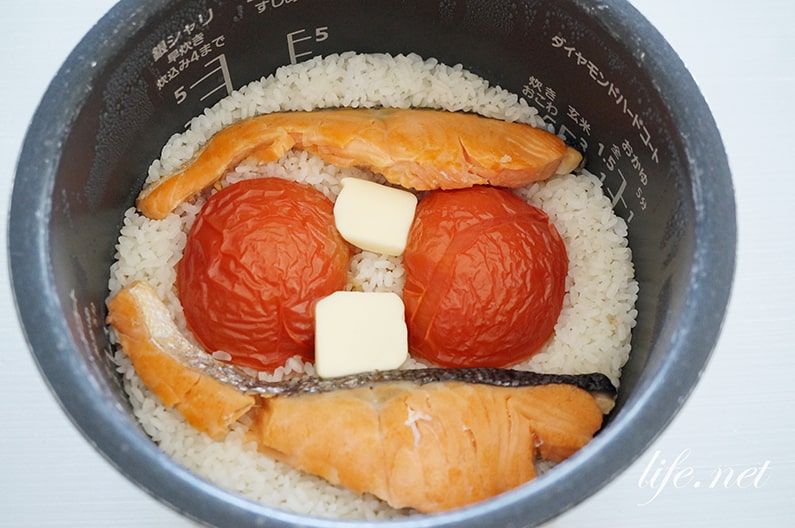鮭とトマトの洋風炊き込みご飯のレシピ。絶品！ピラフ風。
