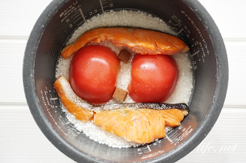 鮭とトマトの洋風炊き込みご飯のレシピ。絶品！ピラフ風。