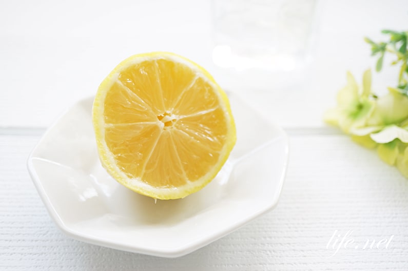 切ったレモンが乾燥しない保存方法。コップを使えばラップいらず。