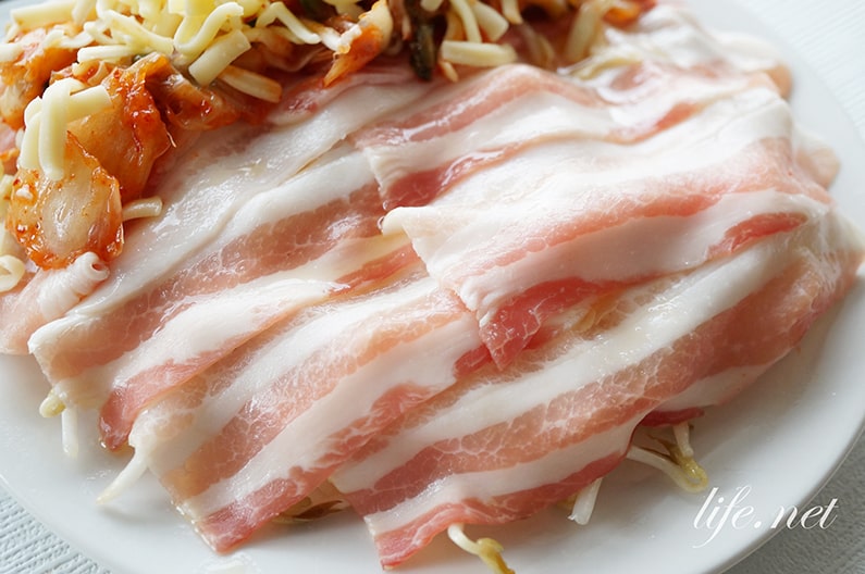 平野レミさんのもやしと豚肉のキムチチーズ重ねのレシピ。レンジで簡単！