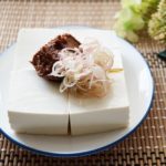 味噌だれ冷奴のレシピ。お豆腐に味噌を乗せたさっぱりアレンジ。