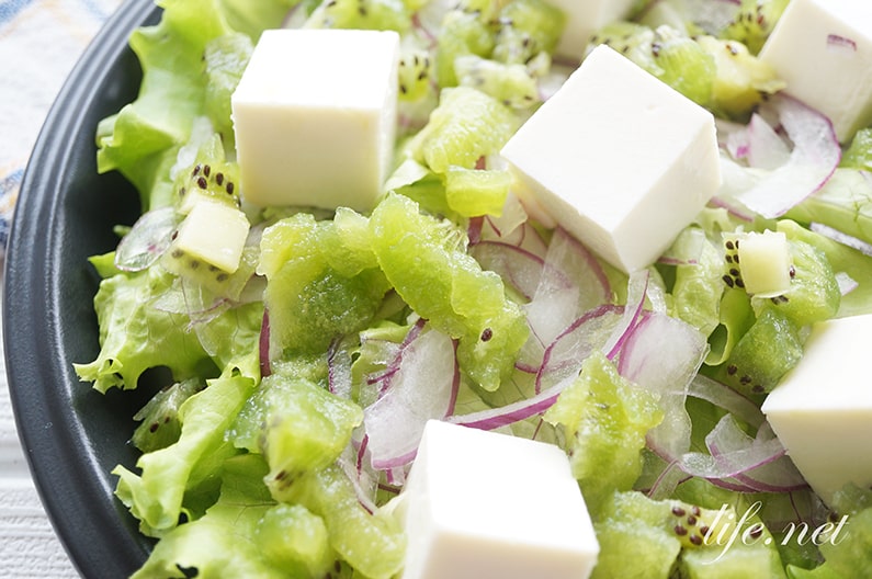 豆腐とキウイのサラダのレシピ。健康効果がアップする組み合わせ。