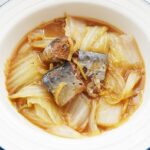 鯖缶と白菜の簡単味噌煮のレシピ。鍋に入れて蒸し煮にするだけ。