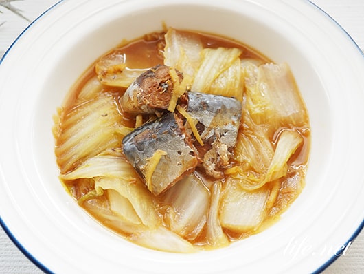 鯖缶と白菜の簡単味噌煮のレシピ。鍋に入れて蒸し煮にするだけ。