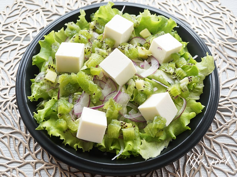 豆腐とキウイのサラダのレシピ。健康効果がアップする組み合わせ。