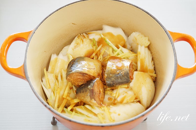 鯖缶と白菜の簡単味噌煮のレシピ。鍋に入れて蒸し煮にするだけ。