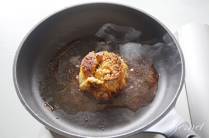 あさイチのえのきの根元ステーキのレシピ。バター醤油卵黄乗せ月見ステーキ。