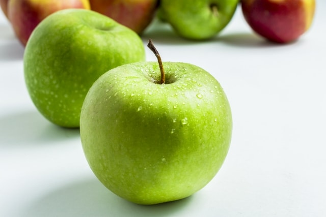 りんごを素手で真っ二つに割る方法。あさイチで紹介。