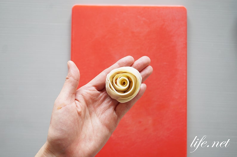 バラ餃子の作り方。あさイチで話題の餃子の皮で作る薔薇の包み方。