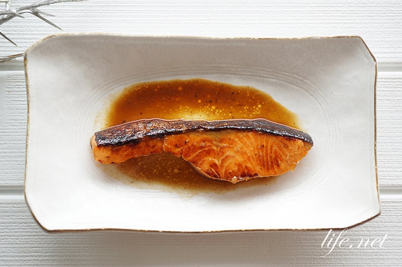 ヒルナンデスの鮭の照り焼きのレシピ。めんつゆと酒に漬けるだけ。