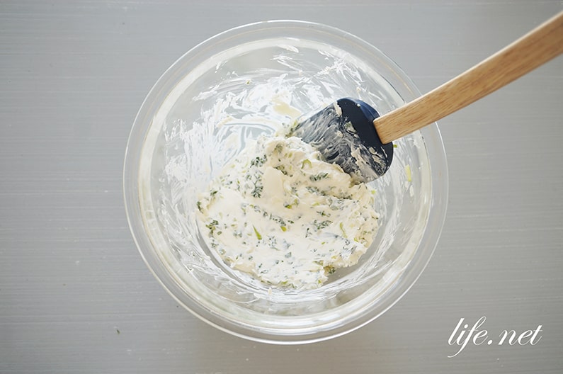 志麻さんの手羽先の香草クリームチーズ詰めのレシピ。骨抜きして詰めます。