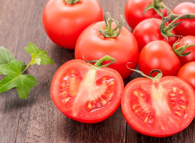 トマトの種が出ない切り方。教えてもらう前と後で話題、栄養が逃げない！
