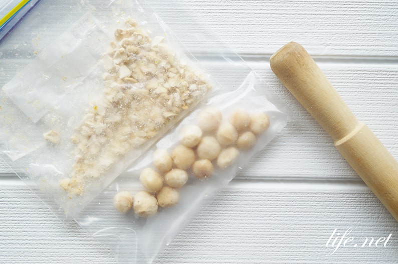 クラッシュナッツの作り方。ナッツを砕く簡単な方法は冷凍です。