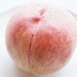 おいしい桃の見分け方。甘い桃選びは表面の果点＆色がポイント。