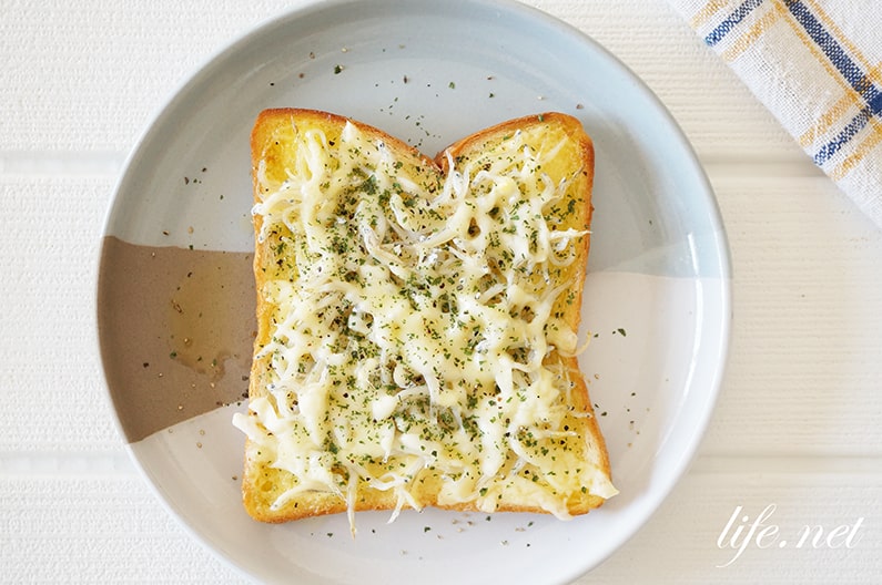 しらすチーズトーストの人気レシピ。オリーブオイルをかけて絶品に。