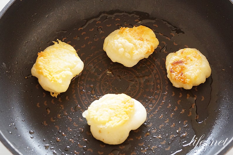 山本ゆりさんの餅チーズのレシピ。レンジとフライパンでサクサクに。